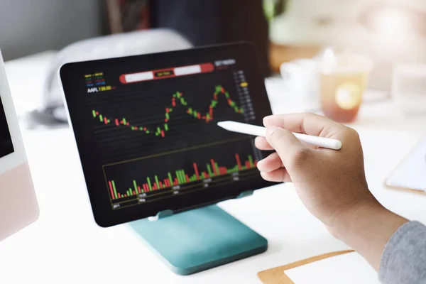 投资专业人士用笔对着计算机显示器分析股票市场的盈利情况 — 图库照片