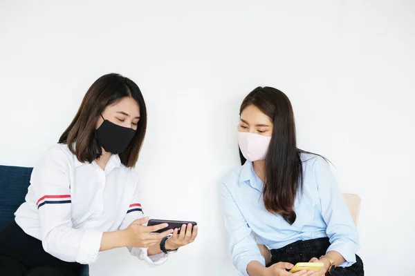 Koncepcja Dystansu Społecznego Dwie Kobiety Maskach Dystans Podczas Siedzenia Telefonach — Zdjęcie stockowe