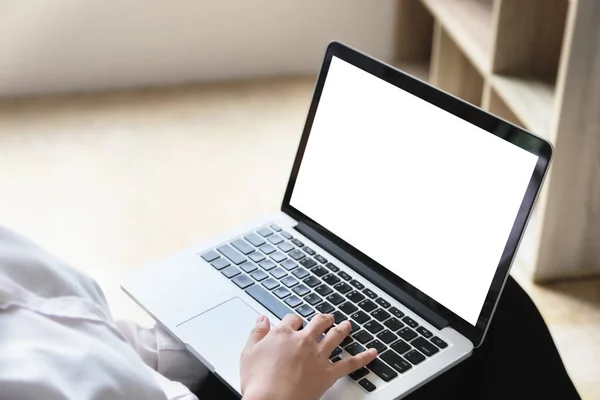 Szabadúszó Koncepció Férfi Számítógépet Használ Laptopot Fából Készült Íróasztalra Homályos — Stock Fotó