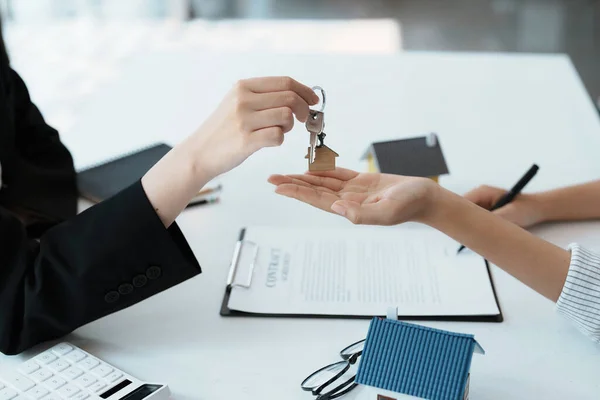 Accountant Businessman Real Estate Agent Asian Business Woman Handing Keys — Zdjęcie stockowe