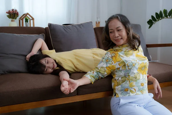 Ασιατικό Πορτρέτο Γιαγιά Και Εγγονή Κάνουν Ψυχαγωγικές Δραστηριότητες Και Αγκαλιάζονται — Φωτογραφία Αρχείου