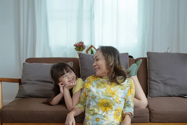Ασιατικό Πορτρέτο Γιαγιά Και Εγγονή Κάνουν Ψυχαγωγικές Δραστηριότητες Και Αγκαλιάζονται — Φωτογραφία Αρχείου