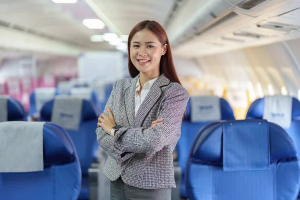 Портрет Молодой Азиатской Деловой Женщины Улыбающейся Время Полета Самолете — стоковое фото