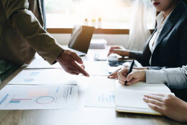 Asyalı girişimciler ve iş adamları iş planlaması, mali bütçe ve yatırım risk değerlendirmesi konularında bir konferans salonunda bir araya gelerek müşteri gruplarının şirket büyümesini artırmak için analiz ediyorlar..
