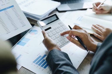 Asyalı girişimciler ve iş adamları iş planlaması, mali bütçe ve yatırım risk değerlendirmesi konularında bir konferans salonunda bir araya gelerek müşteri gruplarının şirket büyümesini artırmak için analiz ediyorlar..