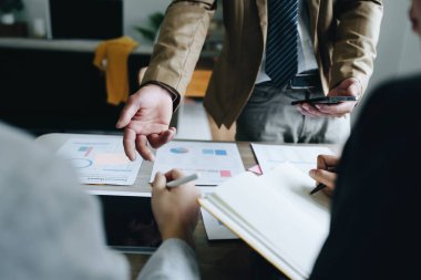 Asyalı girişimciler ve iş adamları iş planlaması, mali bütçe ve yatırım risk değerlendirmesi konularında bir konferans salonunda bir araya gelerek müşteri gruplarının şirket büyümesini artırmak için analiz ediyorlar..