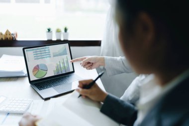 Asyalı girişimciler ve iş adamları iş planlaması, mali bütçe ve yatırım risk değerlendirmesi konularında bir konferans salonunda bir araya gelerek müşteri gruplarının şirket büyümesini artırmak için analiz ediyorlar..
