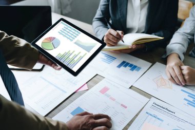 Asyalı girişimciler ve iş adamları iş planlaması, mali bütçe ve yatırım risk değerlendirmesi konularında bir konferans salonunda bir araya gelerek müşteri gruplarının şirket büyümesini artırmak için analiz ediyorlar..