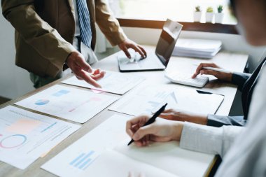 Asyalı girişimciler ve iş adamları iş planlaması, mali bütçe ve yatırım risk değerlendirmesi konularında bir konferans salonunda bir araya gelerek müşteri gruplarının şirket büyümesini artırmak için analiz ediyorlar..