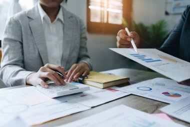 Asyalı girişimciler ve iş adamları iş planlaması, mali bütçe ve yatırım risk değerlendirmesi konularında bir konferans salonunda bir araya gelerek müşteri gruplarının şirket büyümesini artırmak için analiz ediyorlar..