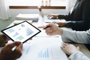 Asyalı girişimciler ve iş adamları iş planlaması, mali bütçe ve yatırım risk değerlendirmesi konularında bir konferans salonunda bir araya gelerek müşteri gruplarının şirket büyümesini artırmak için analiz ediyorlar..