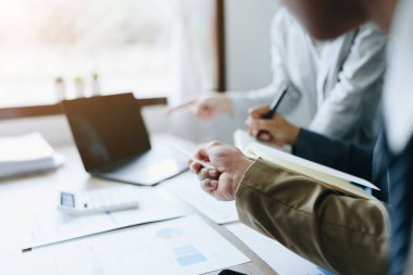 Asyalı girişimciler ve iş adamları iş planlaması, mali bütçe ve yatırım risk değerlendirmesi konularında bir konferans salonunda bir araya gelerek müşteri gruplarının şirket büyümesini artırmak için analiz ediyorlar..