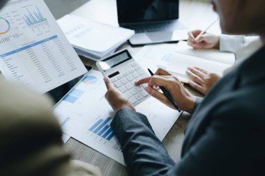 Asyalı girişimciler ve iş adamları iş planlaması, mali bütçe ve yatırım risk değerlendirmesi konularında bir konferans salonunda bir araya gelerek müşteri gruplarının şirket büyümesini artırmak için analiz ediyorlar..
