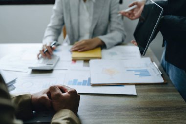 Asyalı girişimciler ve iş adamları iş planlaması, mali bütçe ve yatırım risk değerlendirmesi konularında bir konferans salonunda bir araya gelerek müşteri gruplarının şirket büyümesini artırmak için analiz ediyorlar..