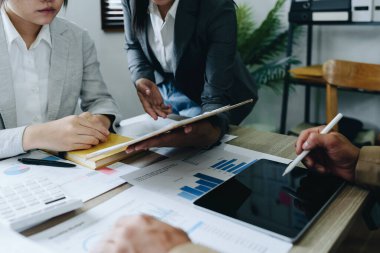 Asyalı girişimciler ve iş adamları iş planlaması, mali bütçe ve yatırım risk değerlendirmesi konularında bir konferans salonunda bir araya gelerek müşteri gruplarının şirket büyümesini artırmak için analiz ediyorlar..