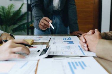 Asyalı girişimciler ve iş adamları iş planlaması, mali bütçe ve yatırım risk değerlendirmesi konularında bir konferans salonunda bir araya gelerek müşteri gruplarının şirket büyümesini artırmak için analiz ediyorlar..