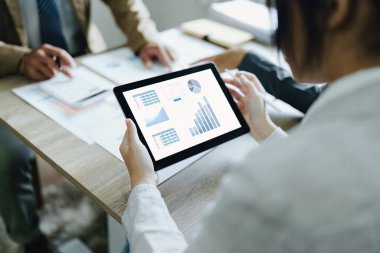 Asyalı girişimciler ve iş adamları iş planlaması, mali bütçe ve yatırım risk değerlendirmesi konularında bir konferans salonunda bir araya gelerek müşteri gruplarının şirket büyümesini artırmak için analiz ediyorlar..