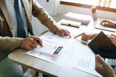 Asyalı girişimciler ve iş adamları iş planlaması, mali bütçe ve yatırım risk değerlendirmesi konularında bir konferans salonunda bir araya gelerek müşteri gruplarının şirket büyümesini artırmak için analiz ediyorlar..