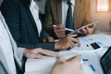 Asyalı girişimciler ve iş adamları iş planlaması, mali bütçe ve yatırım risk değerlendirmesi konularında bir konferans salonunda bir araya gelerek müşteri gruplarının şirket büyümesini artırmak için analiz ediyorlar..