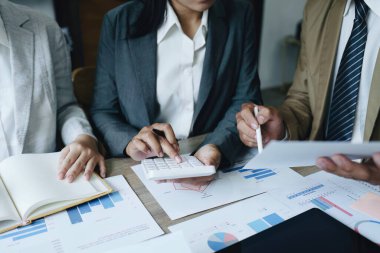Asyalı girişimciler ve iş adamları iş planlaması, mali bütçe ve yatırım risk değerlendirmesi konularında bir konferans salonunda bir araya gelerek müşteri gruplarının şirket büyümesini artırmak için analiz ediyorlar..