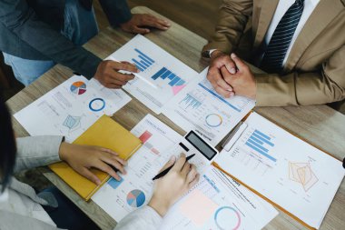 Asyalı girişimciler ve iş adamları iş planlaması, mali bütçe ve yatırım risk değerlendirmesi konularında bir konferans salonunda bir araya gelerek müşteri gruplarının şirket büyümesini artırmak için analiz ediyorlar..