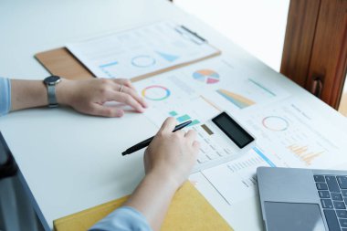 Muhasebeciler ve Asyalı denetçiler vergi bütçelerini gözden geçirmek için hesap makineleri ve bilgisayarlar kullanarak vergi dairesine bilgi gönderiyorlar.