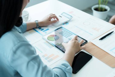 Finansal, Planlama, Pazarlama ve Muhasebe, Asyalı çalışanın tablet, doküman ve hesap makineleri kullanarak mali durumları kontrol eden portresi..