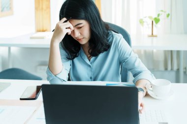 Sme işletme sahibi, bilgisayar ve finansal tabloları kullanan kadın, piyasanın genişletilmesi konusunda endişeli ifade, iş dünyasına yatırım yapma yeteneğini artırmak için.