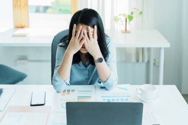 Sme işletme sahibi, bilgisayar ve finansal tabloları kullanan kadın, piyasanın genişletilmesi konusunda endişeli ifade, iş dünyasına yatırım yapma yeteneğini artırmak için.