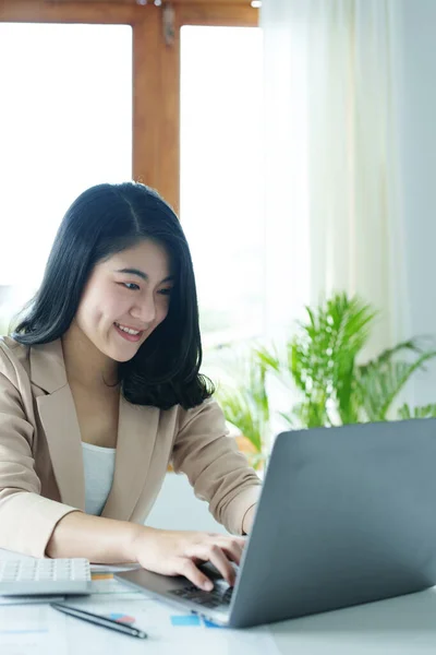 Porträt Einer Nachdenklichen Asiatischen Geschäftsfrau Die Mit Einem Computer Auf — Stockfoto