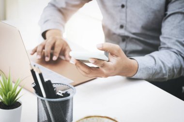 İşadamları, kârlı stratejilerini ayarlamak için ortaklarıyla bağlantı kurmak için cep telefonlarını kullanıyorlar.