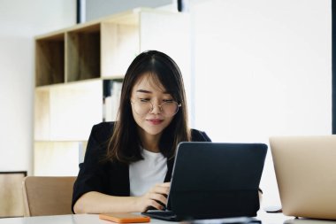 Yurtiçi şirket çalışanları Corona virüsünün yabancılarla buluşmasını önlemek için tabletlerini kullanırlar.