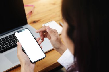 Akıllı telefon tutan kadın grafik görüntüleme için boş ekran cep telefonu