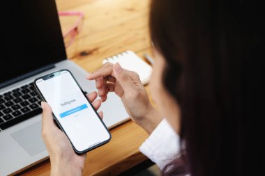 CHIANGMAI, THAILAND - 30 Mayıs 2021: Instagram uygulamalı akıllı telefonu ekranda tutan bir kadın. Instagram akıllı telefonlar için fotoğraf paylaşım uygulaması