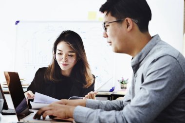 Kadın işletme sahiplerinin rakiplerinin kâr etme alışkanlıklarını görmek için belgeler açması üzerinde durulurken, danışmanlar şirketlere karlılık verileri bulmak için bilgisayarları kullanıyorlar.
