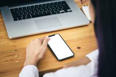 Akıllı telefon tutan kadın grafik görüntüleme için boş ekran cep telefonu