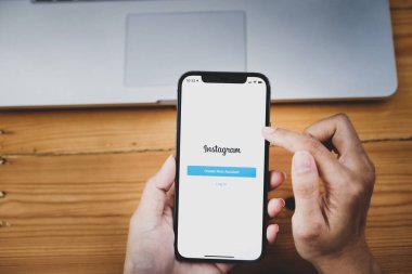 CHIANGMAI, THAILAND - 30 Mayıs 2021: Instagram uygulamalı akıllı telefonu ekranda tutan bir kadın. Instagram akıllı telefonlar için fotoğraf paylaşım uygulaması