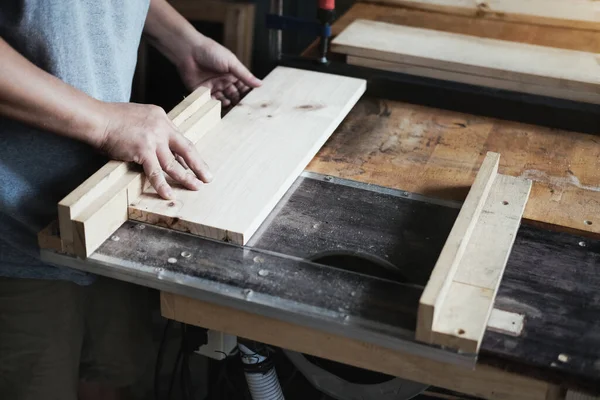 Praktycy Obróbki Drewna Używają Brzeszczotów Cięcia Kawałków Drewna Montażu Budowy — Zdjęcie stockowe