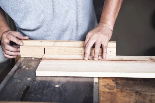 Praktycy Obróbki Drewna Używają Brzeszczotów Cięcia Kawałków Drewna Montażu Budowy — Zdjęcie stockowe