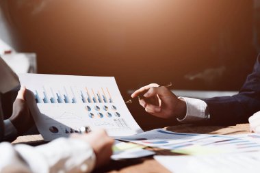 Yatırım risklerini azaltmayı planlayan bir grup iş adamının ortaklarla birlikte çalıştığı imajı, toplantılarda kârlı ve hedeflenmiş müşteri ihtiyaçlarını analiz etmek üzere pazarlama stratejilerini ayarlıyor.