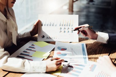 Yatırım risklerini azaltmayı planlayan bir grup iş adamının ortaklarla birlikte çalıştığı imajı, toplantılarda kârlı ve hedeflenmiş müşteri ihtiyaçlarını analiz etmek üzere pazarlama stratejilerini ayarlıyor.