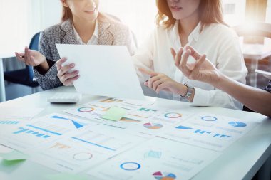 Yatırım risklerini azaltmayı planlayan bir grup iş adamının ortaklarla birlikte çalıştığı imajı, toplantılarda kârlı ve hedeflenmiş müşteri ihtiyaçlarını analiz etmek üzere pazarlama stratejilerini ayarlıyor.