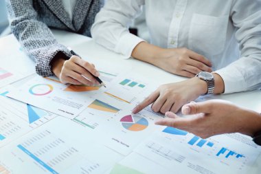 Yatırım risklerini azaltmayı planlayan bir grup iş adamının ortaklarla birlikte çalıştığı imajı, toplantılarda kârlı ve hedeflenmiş müşteri ihtiyaçlarını analiz etmek üzere pazarlama stratejilerini ayarlıyor.