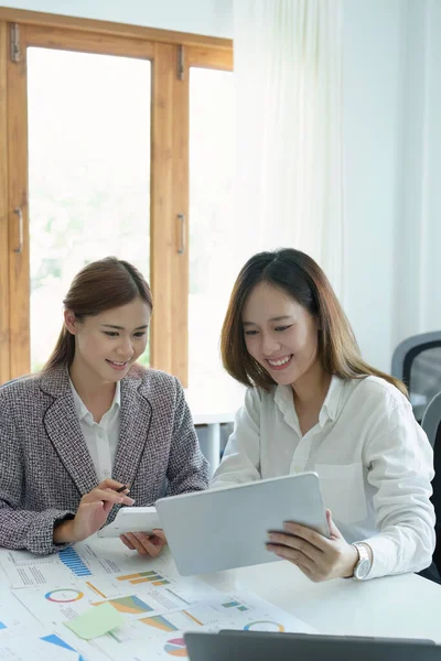 Retrato Duas Jovens Empresárias Asiáticas Usando Seus Computadores Tablet Com — Fotografia de Stock