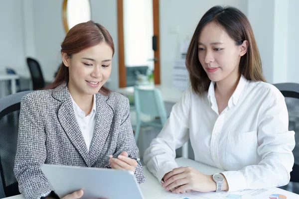 タブレットを使ってマーケティング戦略を立案し 顧客から利益を得るために投資する若いアジアのビジネス女性 — ストック写真