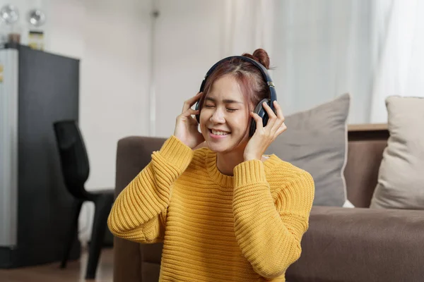 Portret Młodej Azjatki Uśmiechniętą Twarzą Słuchawkach Korzystającej Komputera Słuchającej Muzyki — Zdjęcie stockowe