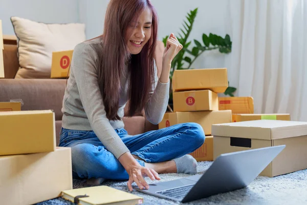 Portrait Small Startup Sme Owner Asian Female Entrepreneur Checking Orders — Stockfoto