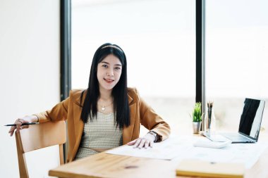 Muhasebeciler ve Asyalı denetçiler vergi bütçelerini gözden geçirmek için hesap makineleri ve bilgisayarlar kullanarak vergi dairesine bilgi gönderiyorlar.