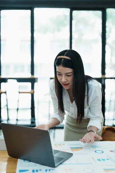 Retrato Uma Bela Adolescente Asiática Usando Computador Para Videoconferência Escritório — Fotografia de Stock