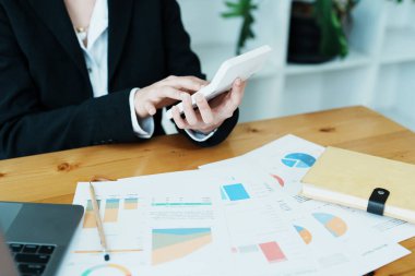 Finansal, Planlama, Pazarlama ve Muhasebe, Asyalı çalışanın portresi Mali durumları kontrol eden Belgeler ve hesap makineleri kullanarak..